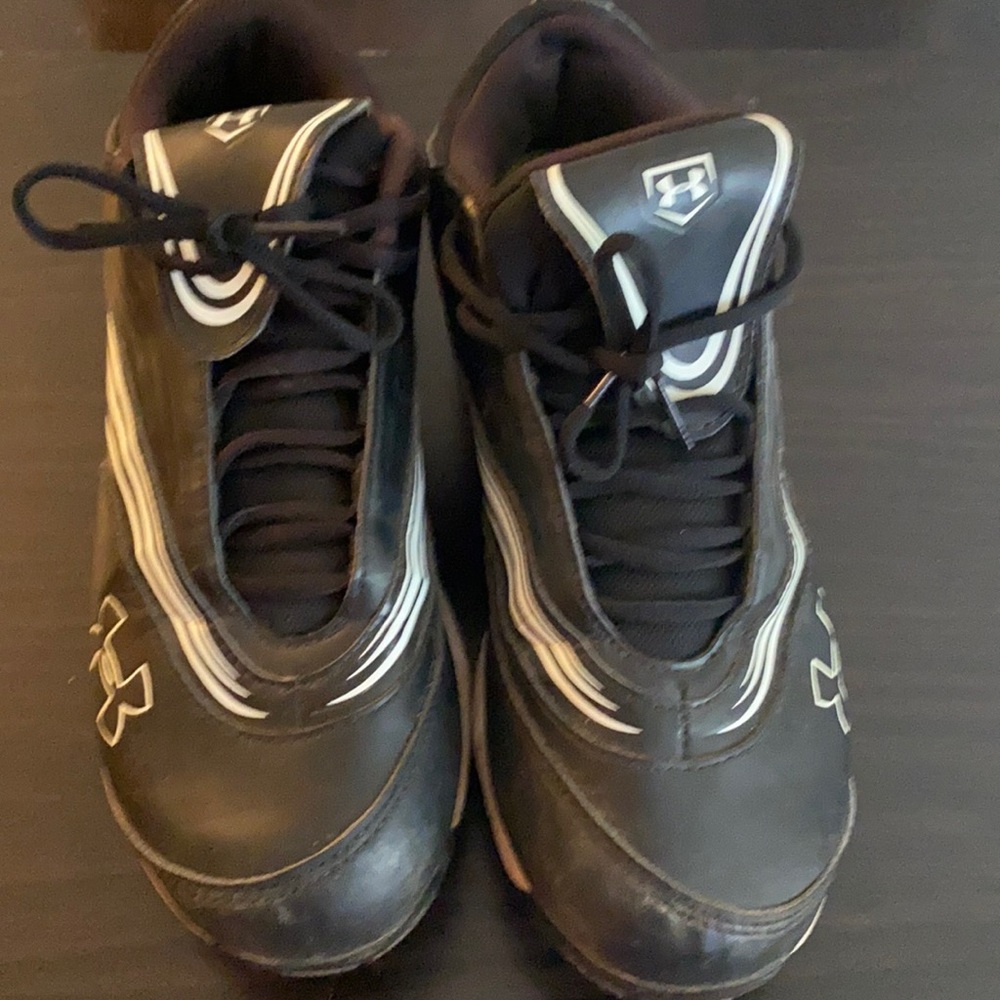 Under armour 8.5 cleats black and white with black laces